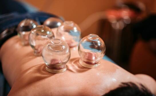 Masaż bańką chińską – zastosowania, zalety i bezpieczeństwo zabiegu