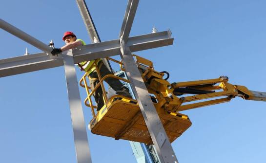 Dlaczego profesjonalny serwis to podstawa skutecznej kampanii z użyciem masztów?