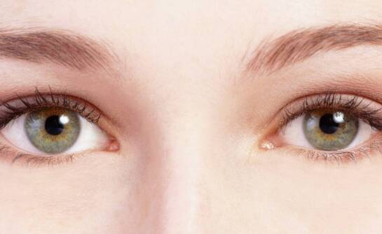 Metody przyspieszania gojenia kreski górnej po makijażu permanentnym