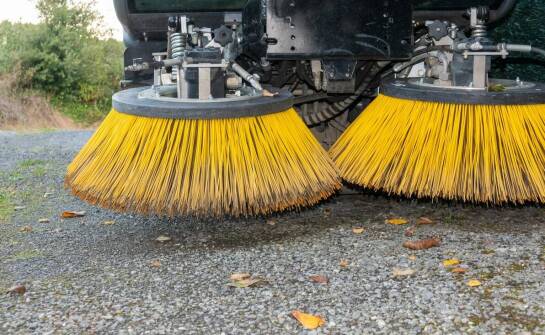 Jak działa zamiatarka do kostki brukowej i jakie są jej zalety?