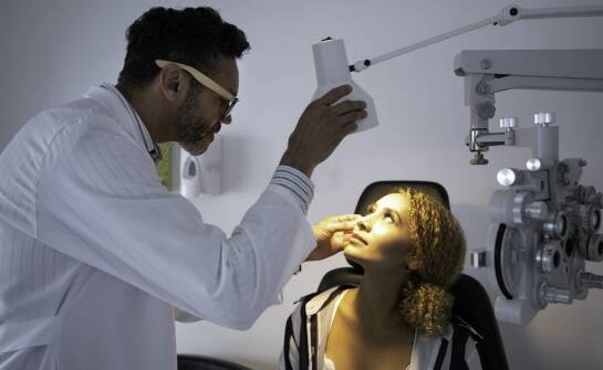 W jaki sposób optyk z Poznania edukuje pacjentów na temat zdrowia wzroku?