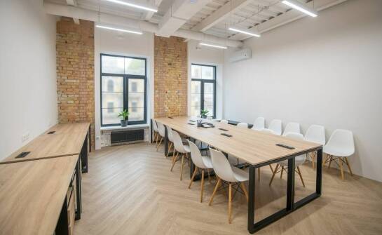 Wynajem sprzętu technicznego na szkolenia: co warto wiedzieć, aby podnieść ich atrakcyjność?