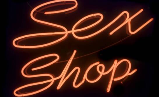 Jak sklep z gadżetami erotycznymi pomaga odkrywać kobiecą przyjemność?