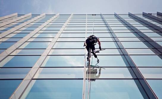 Wpływ regularnego mycia okien na estetykę biurowców