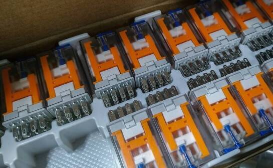 Jak złącza na szynę DIN mogą usprawnić instalacje elektryczne?