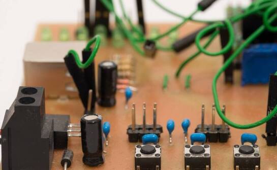 Wpływ mikrokontrolerów na efektywność systemów zarządzania energią