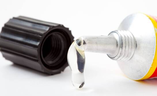 Właściwości klejów CA stosowanych w systemach antywyważeniowych