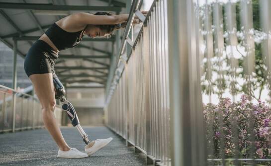 Jakie korzyści płyną z zastosowania protez hybrydowych w sporcie?