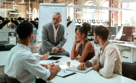 Jak współpraca między oddziałami wpływa na efektywność spedycji międzynarodowej?