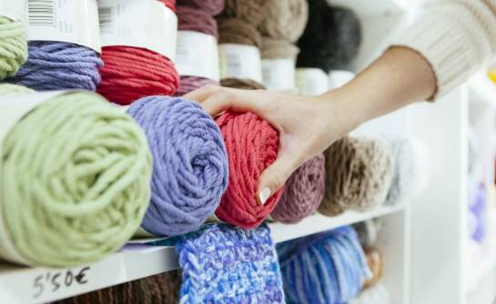 Różnorodność kolorystyczna włóczek Novita – jak dopasować je do swojego stylu?