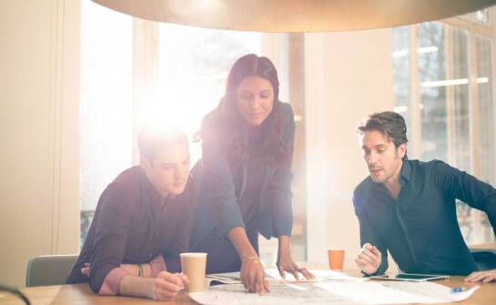 Jak biuro architektoniczne realizuje koncepcje urbanistyczne w projektach?