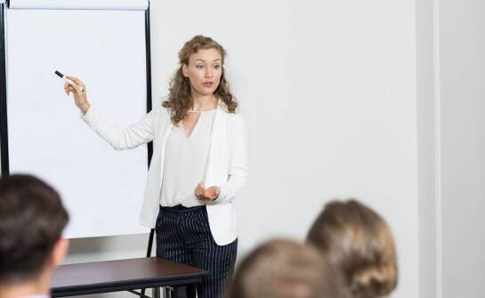 Jak szkolenia pedagogiczne wpływają na rozwój umiejętności przywódczych?