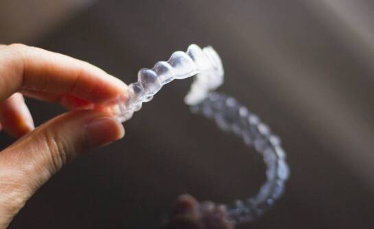 Jakie są przeciwwskazania do stosowania aparatów nakładkowych?