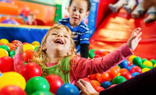 Jak warunki lokalowe wpływają na projektowanie sal zabaw?