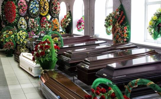 Jakie czynniki wpływają na cenę usług pogrzebowych w zakładzie?