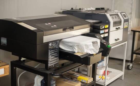 Wpływ druku cyfrowego na tkaninach na ekologiczną produkcję odzieży