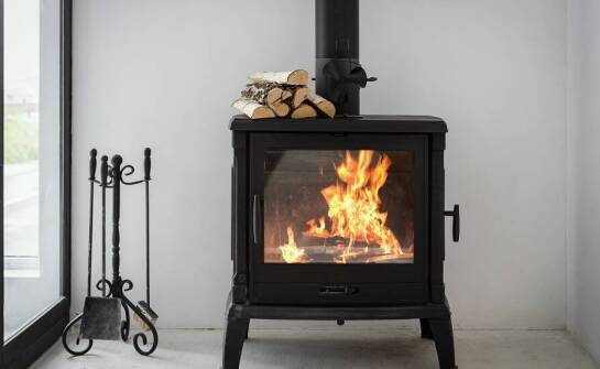 Różnorodność wzorów piecyków wolnostojących na drewno: jak dopasować do wystroju?