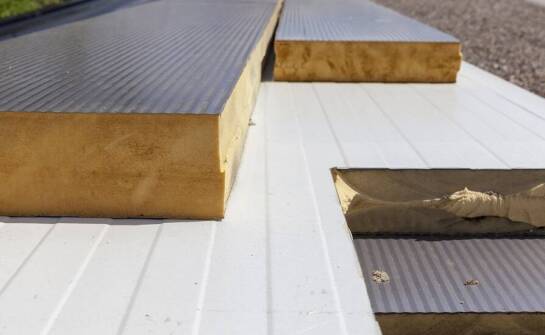 Jak płyta warstwowa z rdzeniem poliuretanowym wpływa na ochronę akustyczną?