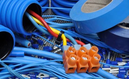 Rola złączy do kabli w systemach zarządzania energią