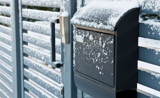 Jaką skrzynkę na listy wybrać do domu i ogrodzenia murowanego?