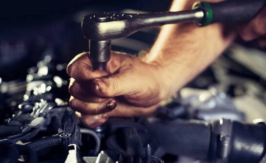 Jak naprawa silników wpływa na wydajność samochodu?