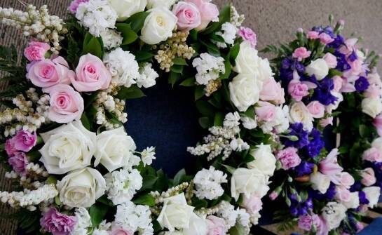 Jakie wieńce i kwiaty można zamówić na ceremonię pogrzebową?