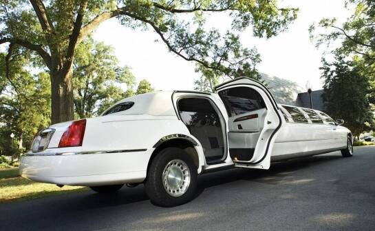 Różnorodność limuzyn dostępnych do wynajęcia na wieczór panieński w Warszawie