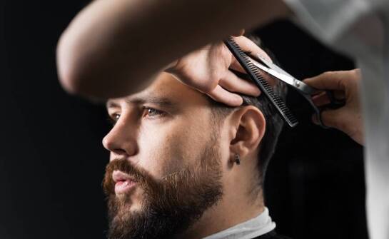 Najlepsze techniki wykonania trwałej męskiej w salonie fryzjerskim