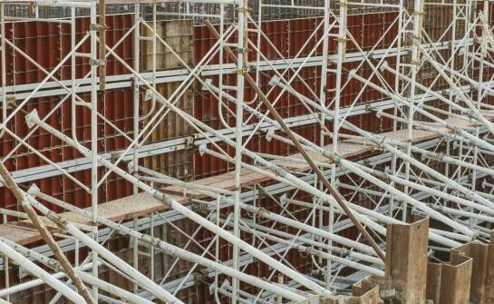 Drabina metalowa w przemyśle budowlanym: zalety i zastosowania