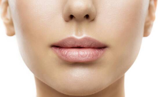 Powiększanie ust a korekta asymetrii – jak wykorzystać kwas hialuronowy?