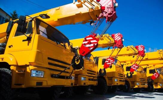 Zastosowanie dźwigów samochodowych w projektach infrastrukturalnych