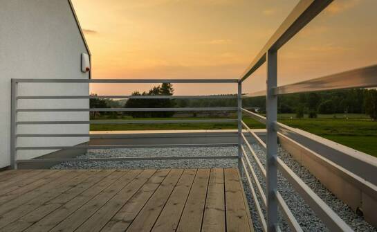 Jak balustrada szklana zewnętrzna wpływa na optyczne powiększenie przestrzeni tarasowej?