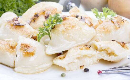 Catering na eventy integracyjne: dlaczego warto postawić na tradycyjną polską kuchnię?