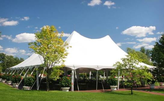 Jakie są najważniejsze zalety wynajmu namiotu na bankiet?