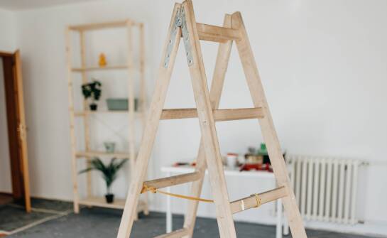 Drabiny drewniane w ofercie wynajmu – elastyczność i korzyści
