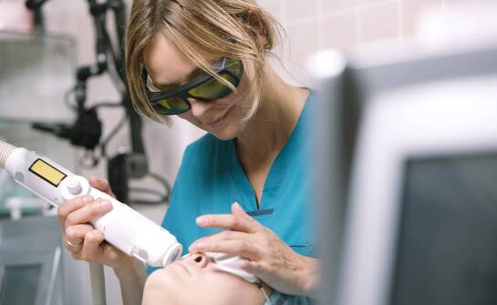 Laseroterapia blizny a poprawa struktury skóry – fakty i mity