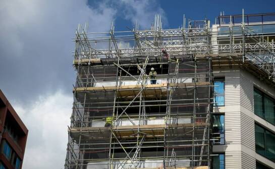 Elastyczność zastosowania rusztowań aluminiowych w różnych typach budów