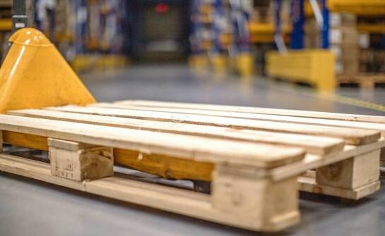 Wpływ wysokiej jakości stali na wytrzymałość wózków paletowych