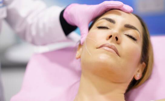 Zabieg z użyciem nici PDO – co warto wiedzieć przed wizytą w salonie?