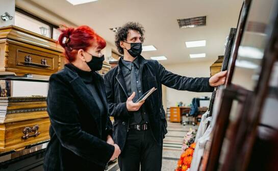 Jak firma pogrzebowa dostosowuje usługi do różnych obrządków religijnych?