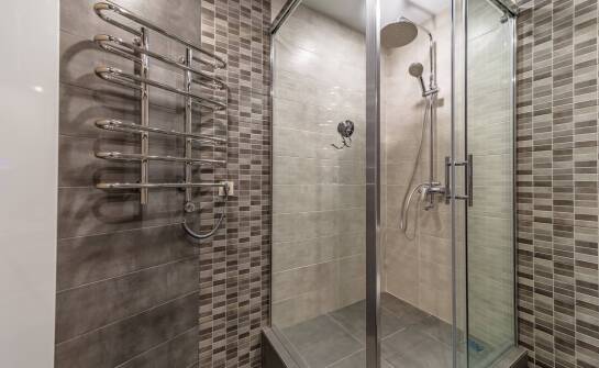 Brodziki głębokie z funkcją antypoślizgową – dlaczego są ważne?