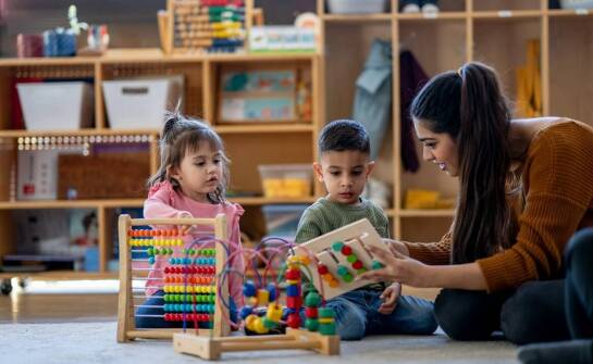 Jakie są sposoby wspierania adaptacji dzieci do nowego środowiska w przedszkolu?