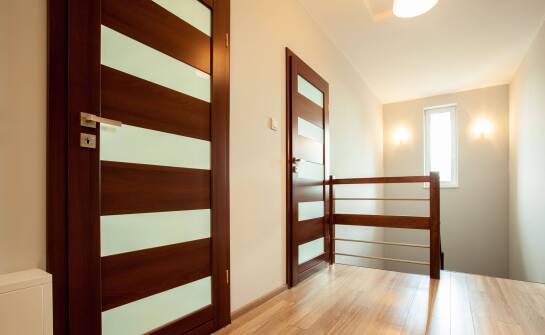 Drzwi wewnętrzne a ich wpływ na prywatność w mieszkaniu