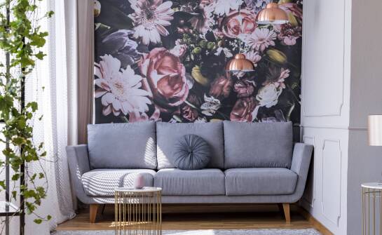 Jakie są zalety stosowania tapet kwiatowych w małych pomieszczeniach?