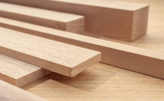 Jakie drewno wybrać do produkcji mebli na zamówienie?
