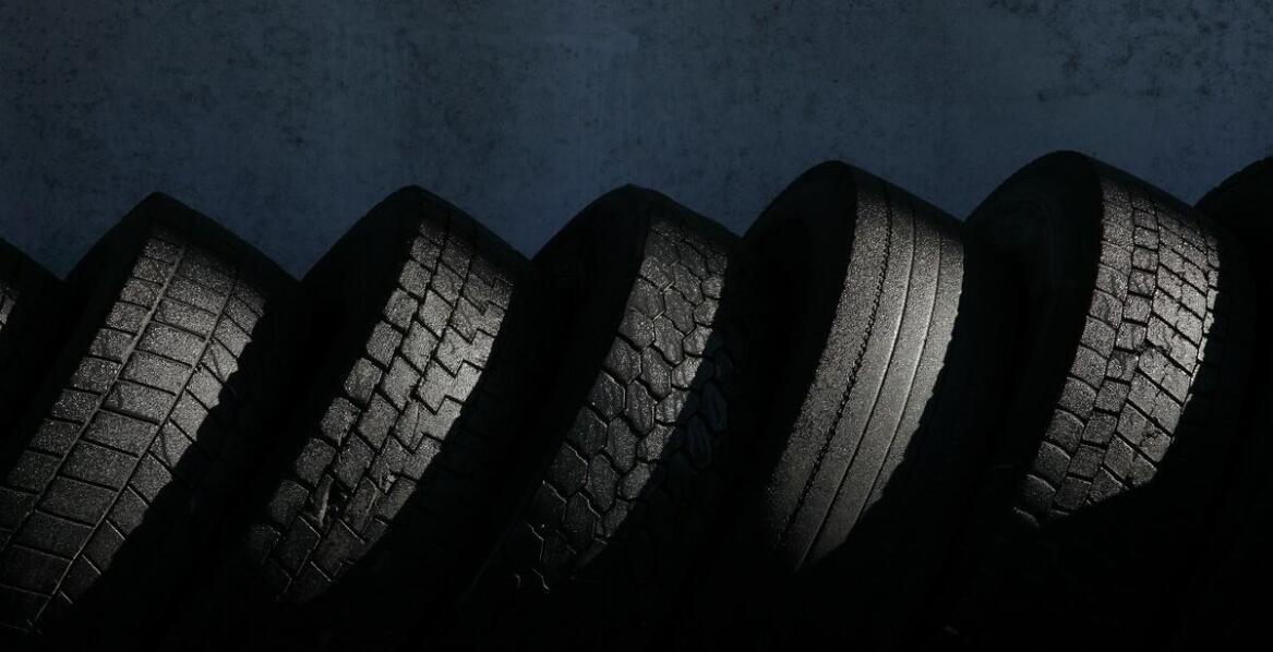 Jakie są korzyści z używania specjalistycznych opon ciężarowych w trudnych warunkach?