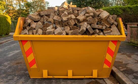 Jakie materiały można składować w kontenerach na gruz?