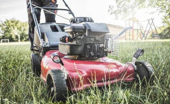 Jakie techniki koszenia trawy są stosowane w Modlnicy przez profesjonalne firmy?