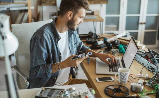 Naprawa komputerów w Myszkowie – jak przebiega proces wymiany baterii?