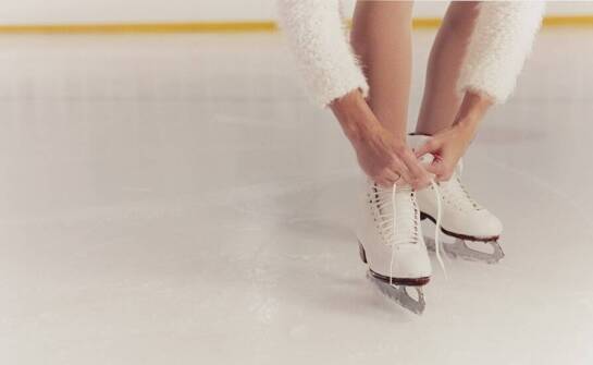 Jakie akcesoria łyżwiarskie są niezbędne dla początkujących?